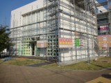 足場がどんどんビルを覆っていきます