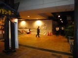 覗いているところ。モチロン工事中の店をです。
