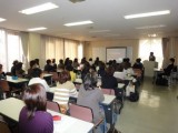 なれないパワーポイントで発表中