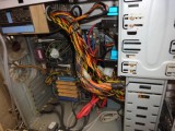 コンピューターの中身。線ばっかでボクが出来るのは、お掃除ぐらいですねん。