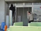 入り口のシャッターまで。店の中身は全部外に出ています。
