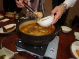 手が写ってるのは安田君。きれいな数珠してますけどカワイイ女の子じゃありません。れっきとしたオッサンです。