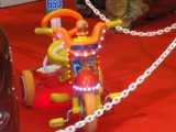 やっぱバッテリー積んでるんやろか?まさかダイナモで発電では・・・