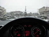 尾上の店のスタッフ駐車場です。左奥に小さく看板が見えてます。