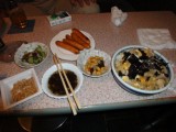 飲み屋さんなので、小さなテーブルをボクのご飯が占領してました