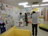 ウチの中でもこの店が一番色々ベタベタ貼ってアリマス。端から全部読んだら待ち時間なんてありません!?