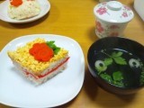 ちらし寿司の真ん中には、かにかまを入れて赤いラインにしました! ちらし寿司の真ん中には、かにかまを入れて赤いラインにしました!