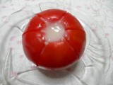 トマトの中に塩麹を詰めます